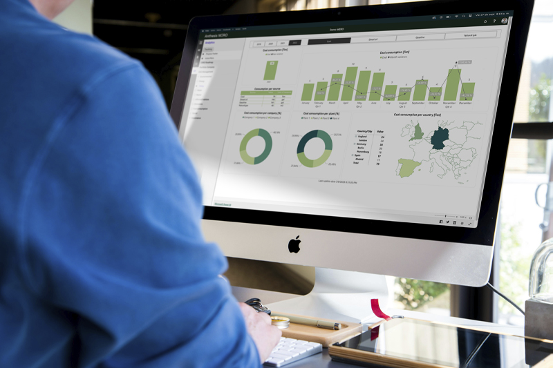 persona analizando datos esg en un tablero interactivo con gráficos dinámicos