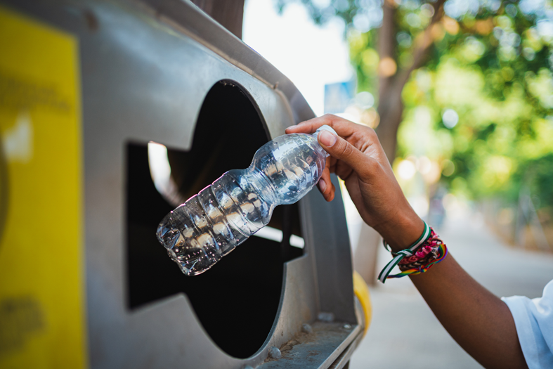 ejemplo de la ciudadanía reciclando, y cumpliendo con los requisitos que demanda la tasa de residuos. 